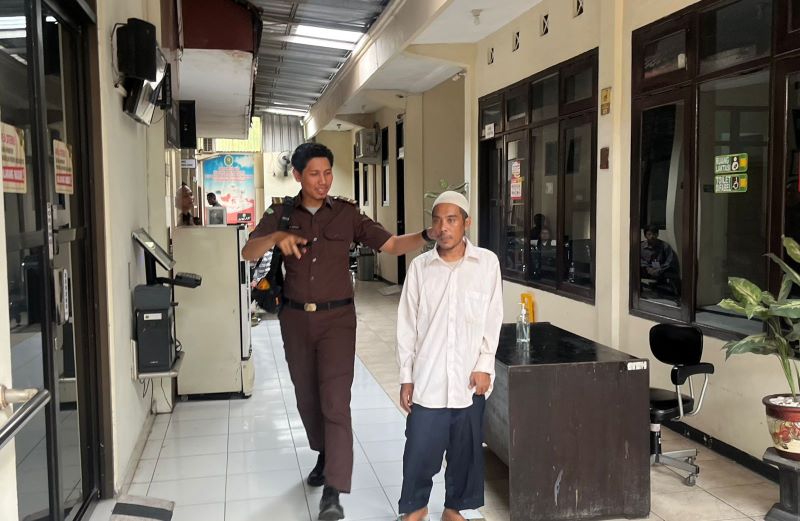 BEJAT: Didik Purwanto dikawal petugas Kejaksaan Negeri Kabupaten Mojokerto saat akan menjalani sidang di Pengadilan Negeri Mojokerto, Selasa (11/11).