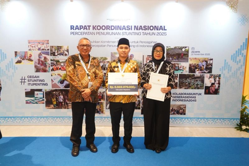 BUAH KOMITMEN: Bupati Muhammad Albarraa didampingi Kepala Bappeda Bambang Eko Wahyudi, dan Kepala Dinas Kesehatan Dyan Anggrahini menerima insentif fiskal tahun berjalan 2025 sebesar Rp 6,922 miliar.