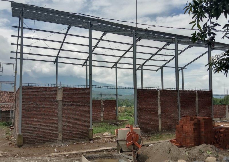 BELUM TUNTAS: Proyek pembangunan RMU, lantai jemur dan lumbung di Desa Kebuntunggul, Kecamatan Gondang milik dinas pangan dan perikanan molor.