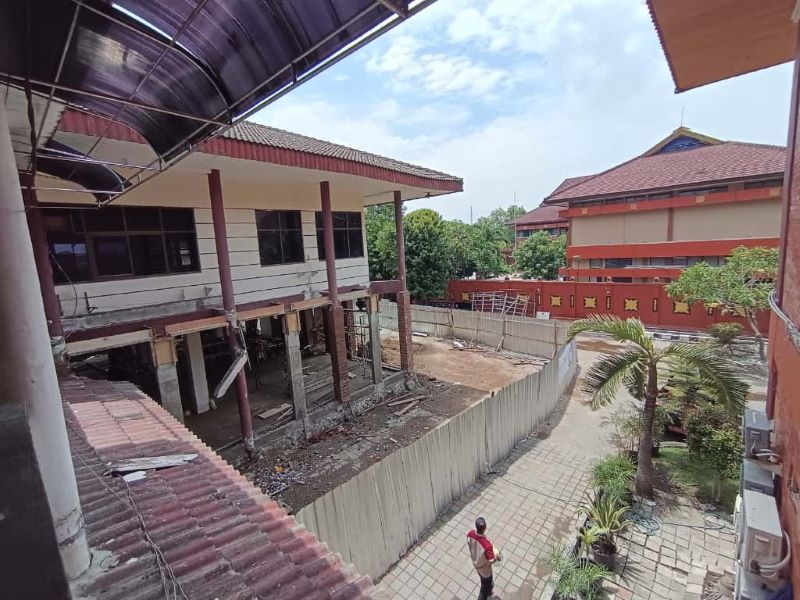 HARUS DIKEBUT: Eks gedung DPRD Kota Mojokerto yang kini disentuh pekerjaan pembangunan untuk dijadikan sebagai masjid.