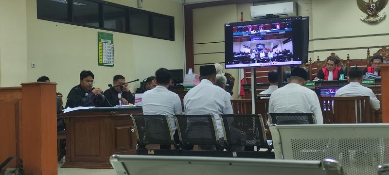 PEMERIKSAAN TERDAKWA: Enam dari tujuh terdakwa perkara korupsi kapal TBM diperiksa JPU di hadapan majelis hakim yang dipimpin I Made Yuliada di Pengadilan Tipikor Surabaya, Selasa (11/11) malam lalu.