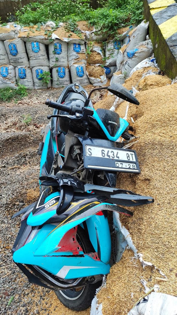 RINGSEK: Motor Honda Vario Nopol S 6434 OT yang dikendarai korban ringsek usai mengalami rem blong di turunan Gotekan, Desa/Kecamatan Pacet, kemarin (13/11).