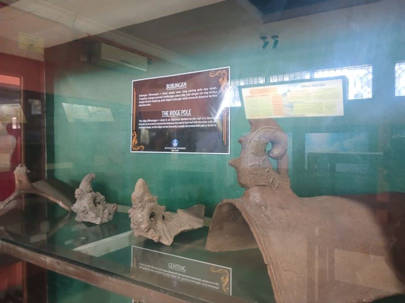KUNO: Bentuk bubungan rumah peninggalan Kerajaan Majapahit koleksi Museum Majapahit, Trowulan.