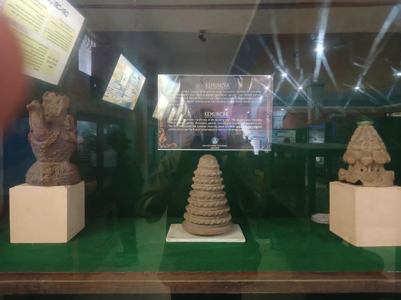 HIASAN ATAP: Ornamen kemuncak dari masa Kerajaan Majapahit koleksi Museum Majapahit, Trowulan.