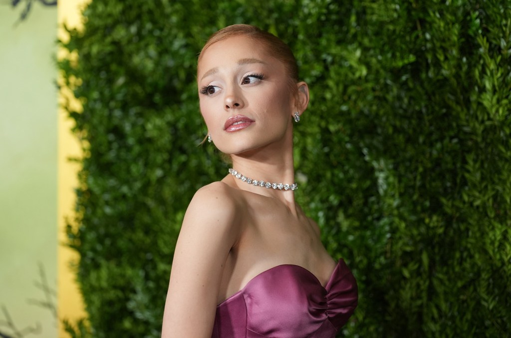 Viral! Momen Ariana Grande Diterobos Pria yang Ternyata Punya Riwayat Serupa