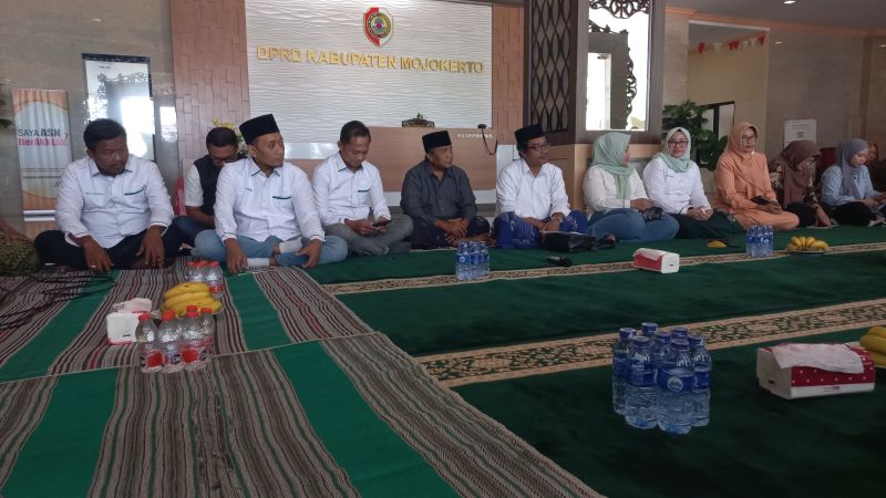RASA HORMAT: Fraksi PKB DPRD Kabupaten Mojokerto gelar tasyakuran atas penganugerahan tiga tokoh Jawa Timur yang dinobatkan sebagai Pahlawan Nasional oleh Presiden Prabowo Subianto, di kantor DPRD.