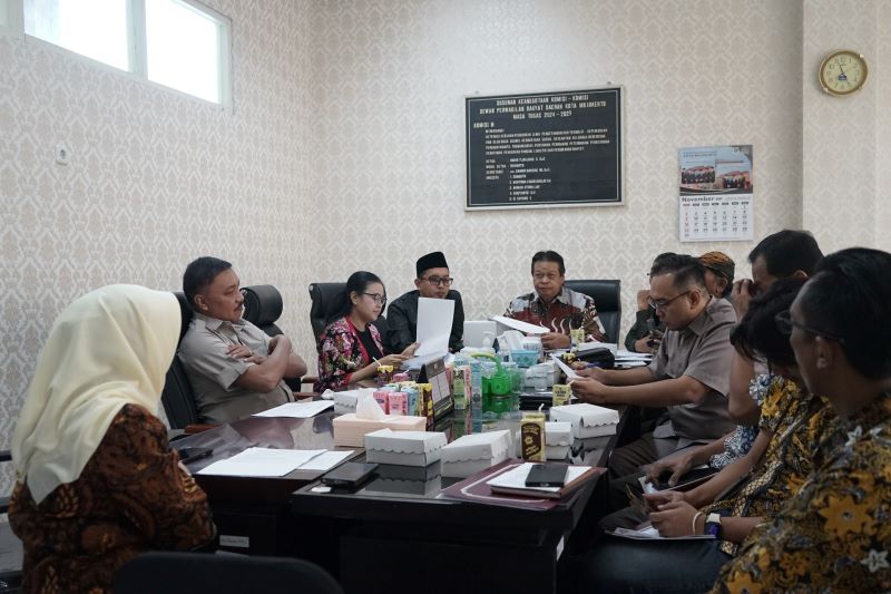SAMAKAN PERSEPSI: Ketua DPRD Kota Mojokerto Ery Purwanti bersama komisi III saat hearing dengan OPD untuk menbahas RKA tahun 2026, Kamis (13/11).