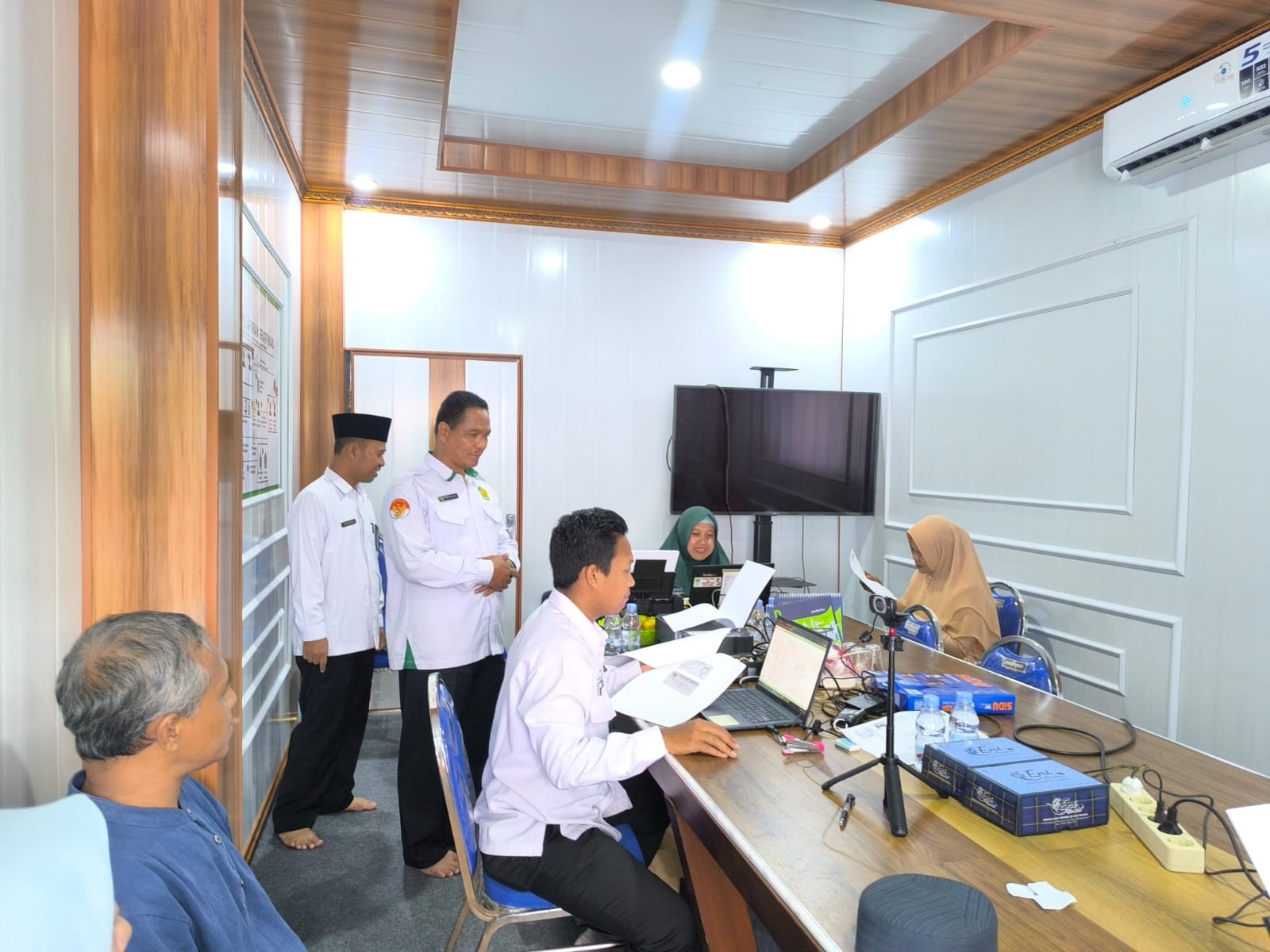 GERAK CEPAT: Calon jemaah haji Kabupaten Mojokerto menjalani perekaman bioemetrik untuk persiapan keberangkatan haji di kantor Kemenag Kabupaten Mojokerto, September lalu.
