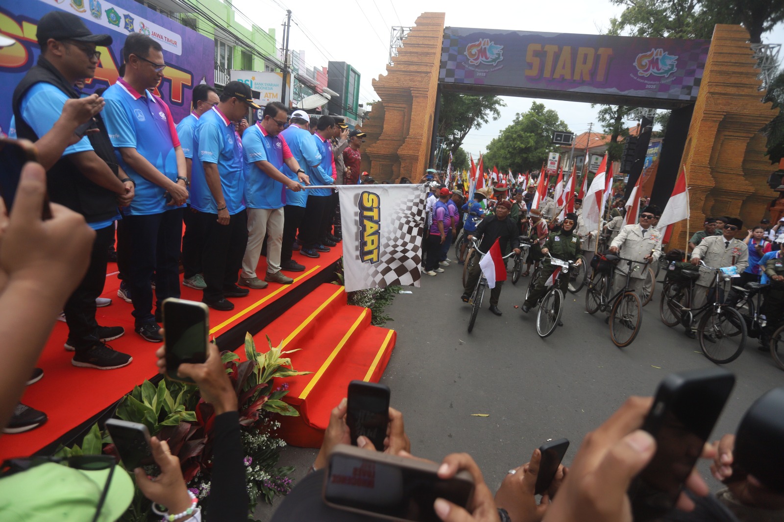 KENANG PERJUANGAN: Sekdaprov Jawa Timur Adhy Karyono didampingi perwakilan forkopimda dan tamu undangan memberangkatkan peserta GMS 2025 dari titik start di Jalan Surodinawan, Kecamatan Prajurit Kulon