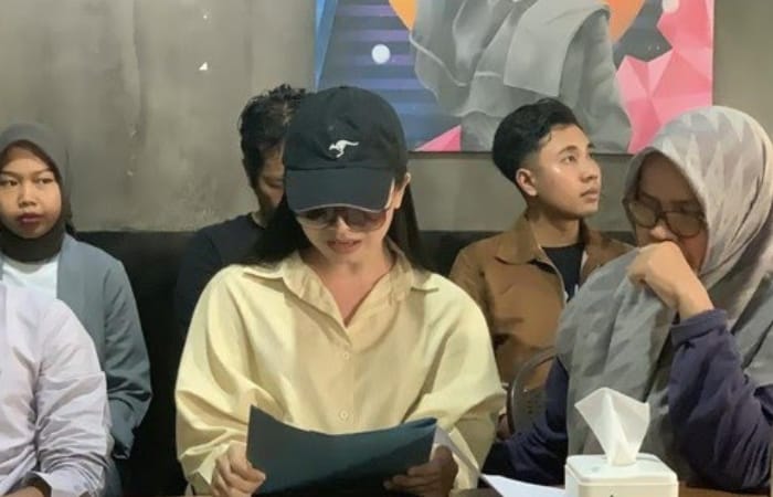 Deni Apriadi atau Sister Hong hadir dalam sebuah konferensi pers di Mataram, Nusa Tenggara Barat, pada hari Sabtu (15/11/2025).