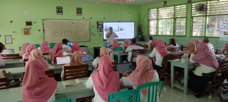 PEMBELAJARAN BERMAKNA: SMPN 1 Sooko menggelar pelatihan IFP bagi seluruh guru.