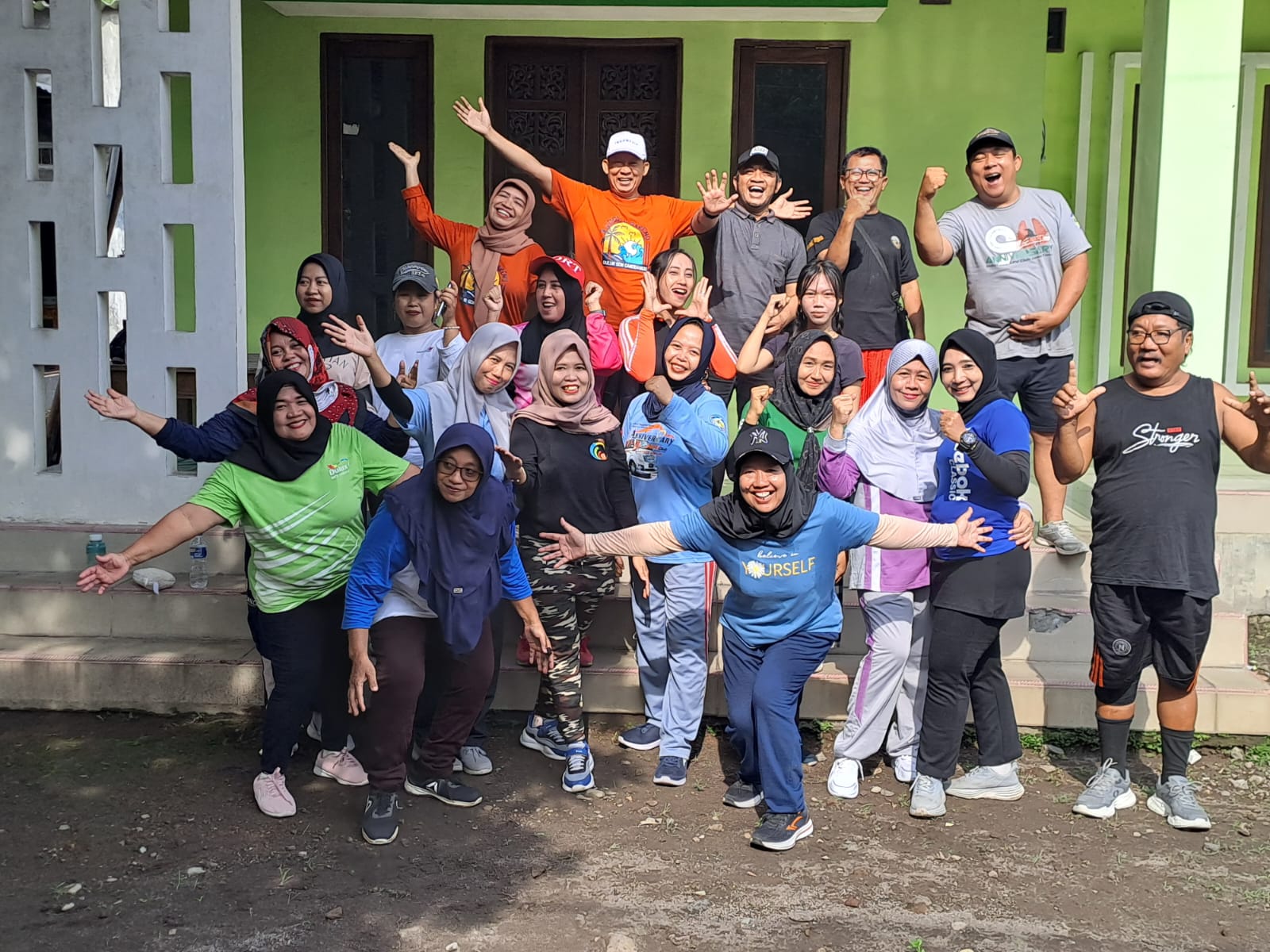 CERIA: Para warga RT01/RW02 Dusun Glatik, Desa Watesnegoro, Kecamatan Ngoro selepas senam bersama, Minggu (16/11).