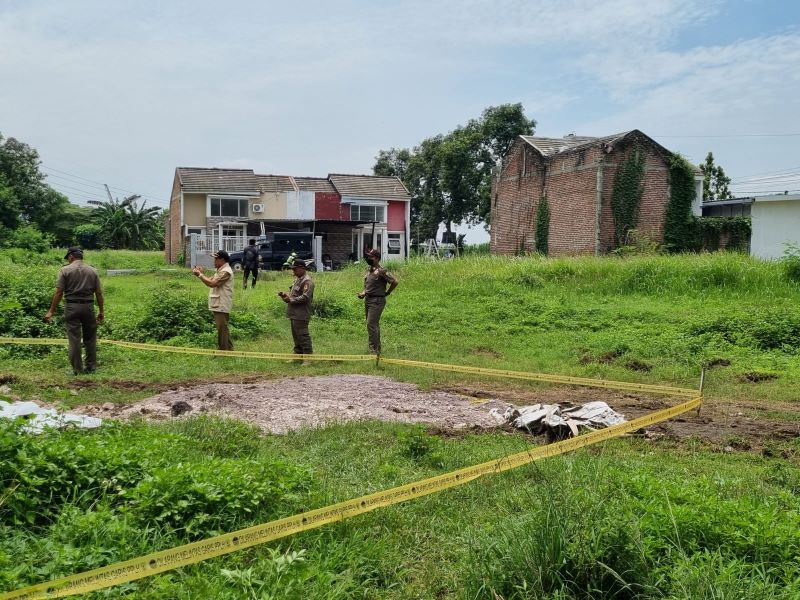 TINDAK LANJUT: Petugas gabungan mengecek lokasi dumping limbah di Perumahan Jambu Indah Residence, Desa Jambuwok, Kecamatan Trowulan, Senin (10/11) lalu.