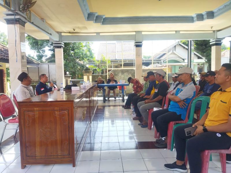 DETEKSI DINI: Petugas BNNK Mojokerto menggelar tes urine dan sosialisasi tentang bahaya penyalahgunaan narkoba di Desa Kunjorowesi, Kecamatan Ngoro, Jumat (7/11).