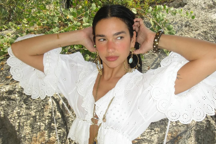 Makeup liburan ala Dua Lipa