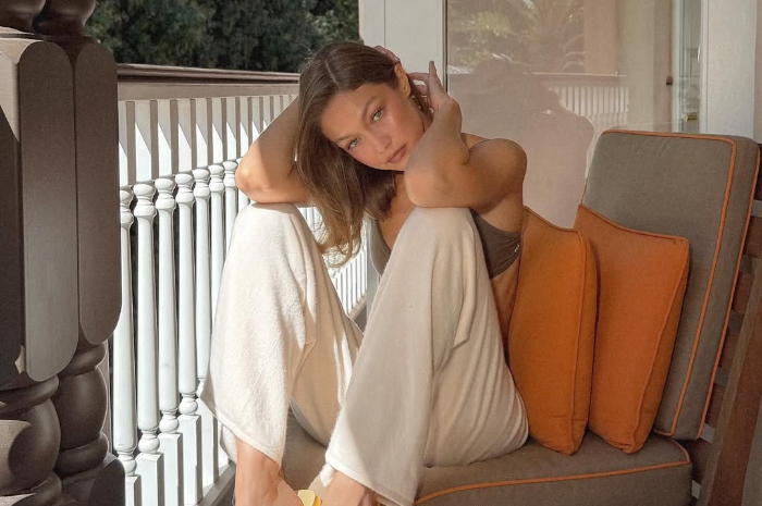 Meski simple, Gigi Hadid tetap terlihat fresh