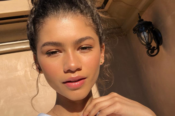 Zendaya dengan tampilan makeup tipisnya