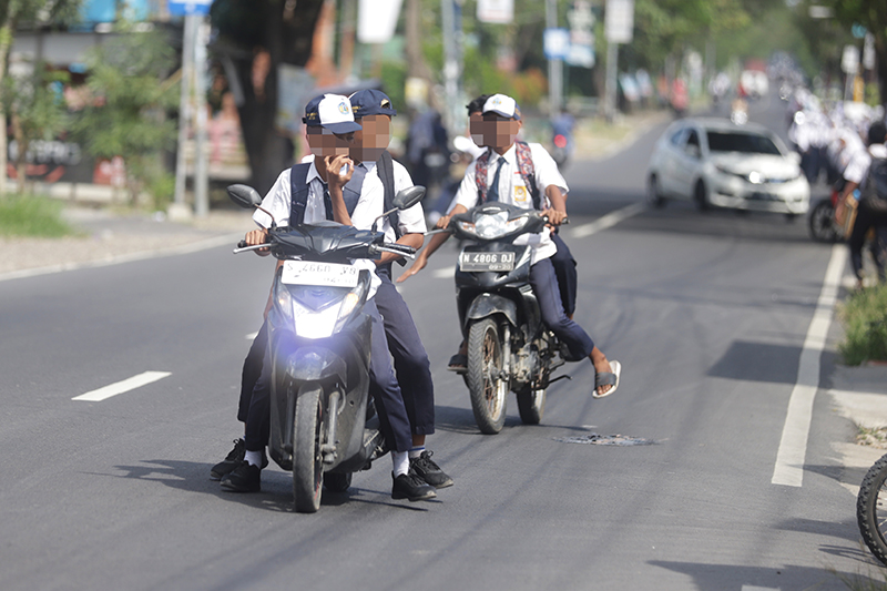 HEMAT ENERGI: Aktivitas siswa menggunakan sepeda motor. Di Mojokerto siswa diminta berjalan kaki atau bersepeda ketika bersekolah imbas kebijakan hemat energi.