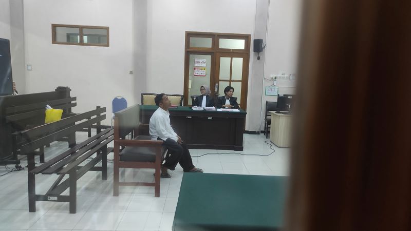 TEGA: Terdakwa kekerasan anak, Dodik Hermawan, saat menjalani sidang tuntutan di Pengadilan Negeri Mojokerto, kemarin (17/11).