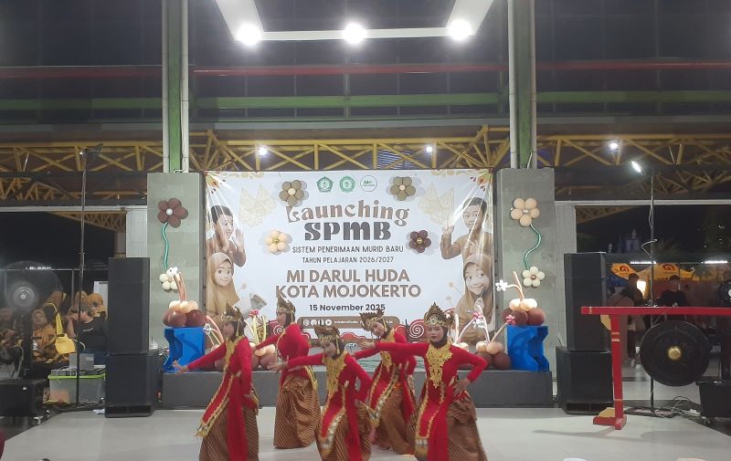 SEMARAK: Penampilan berbagai bakat terbaik peserta didik MI Darul Huda Kota Mojokerto memeriahkan launching SPMB, Minggu (15/11).