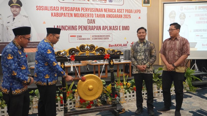 KOMITMEN: Wakil Bupati Mojokerto M. Rizal Oktavian didampingi Kepala BPKAD Iwan Abdillah me-launching penerapan E-BMD milik Kemendagri di Hotel Aston Kabupaten Mojokerto, kemarin (17/11).