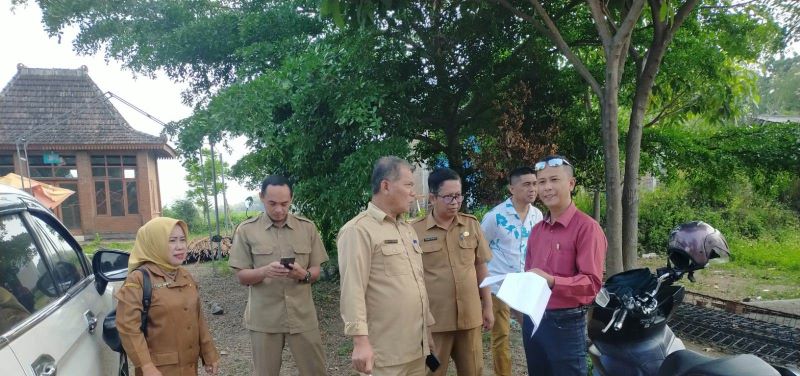 BELUM TUNTAS: Proyek pembangunan RMU, lantai jemur dan lumbung di Desa Kebuntunggul, Kecamatan Gondang milik dinas pangan dan perikanan molor.