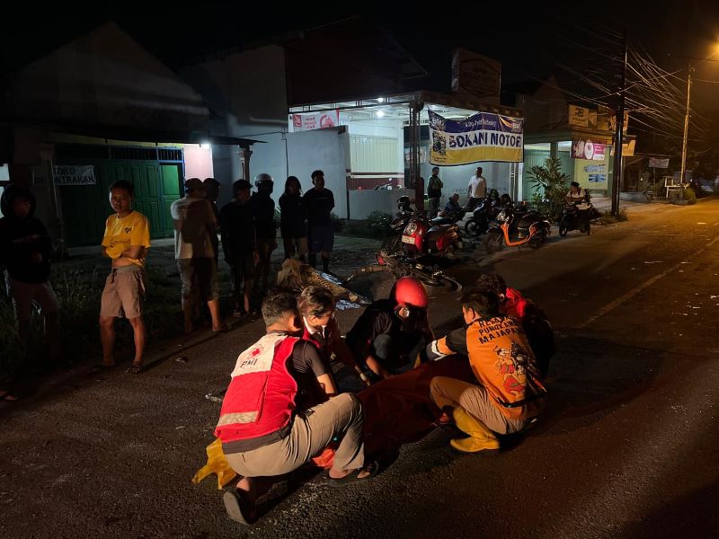 NAHAS: Jasad korban dievakuasi tim relawan ke kamar jenazah RSUD dr. Wahidin Sudiro Husodo Kota Mojokerto untuk divisum, Senin (17/11) dini hari.