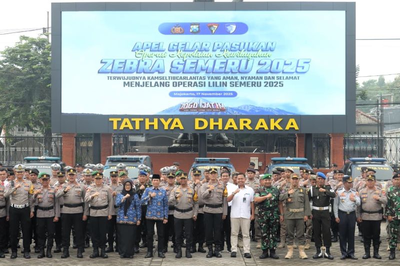 SIAGA: Kapolres Mojokerto AKBP Ihram Kustarto memimpin apel gelar pasukan Operasi Zebra Semeru 2025 di mapolres, kemarin (17/11).