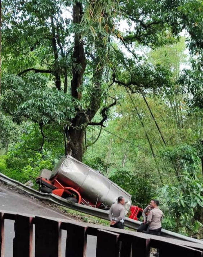 NYUNGSEP: Truk tangki nopol M 8909 BB yang mengalami rem blong terjun ke jurang di tepi Jalan Desa Sajen, Kecamatan Pacet, kemarin (17/11).