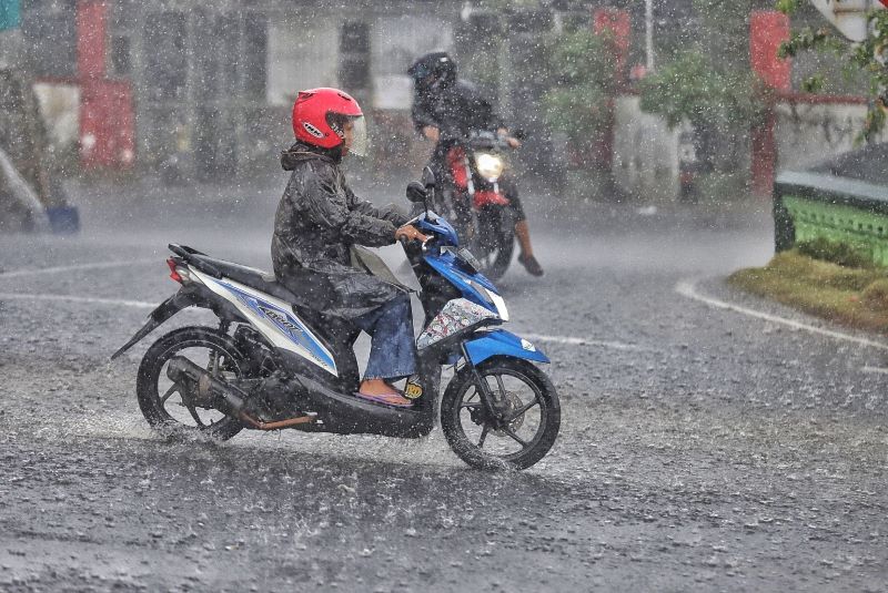 HATI-HATI: Para pengendara diminta waspada saat berkendara di tengah cuaca ekstrem yang membayangi wilayah Kabupaten Mojokerto belakangan ini.