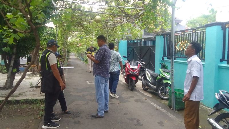 PENANGANAN LINGKUNGAN: Pemerintah Desa Kedungmaling, Kecamatan Sooko, bersama petugas Dinas PUPR Kabupaten Mojokerto menyurvei lokasi untuk pembangunan SPAM, kemarin (18/11).