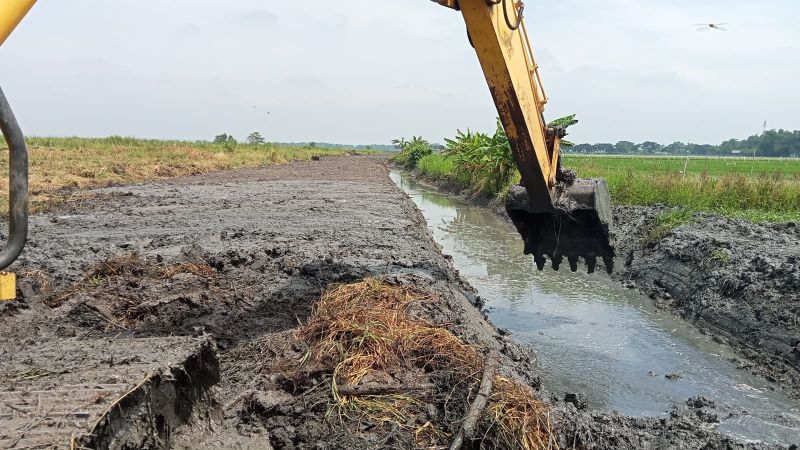 KERUK SEDIMENTASI: Alat berat diterjunkan Dinas PUPR Kabupaten Mojokerto untuk menormalisasi aliran air di Desa Bandung, Kecamatan Gedeg, kemarin (18/11).