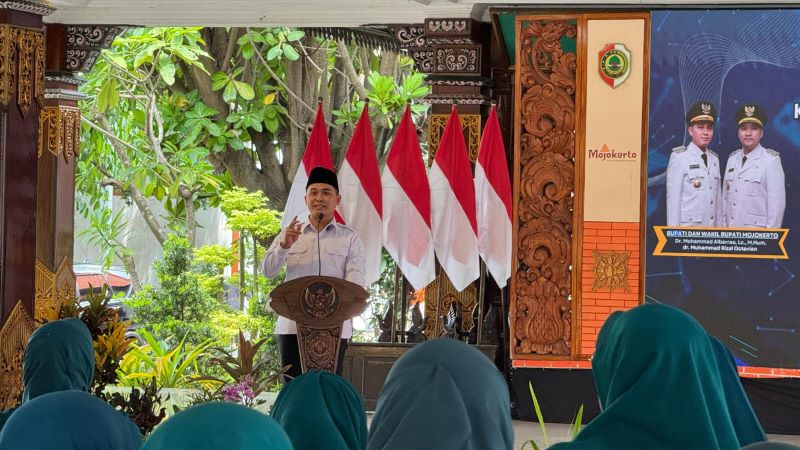 KOLABORASI: Bupati Muhammad Albarraa memberi arahan kepada TP PKK Kabupaten Mojokerto agar selalu memperkuat program sinergisitas dalam percepatan pembangunan daerah.