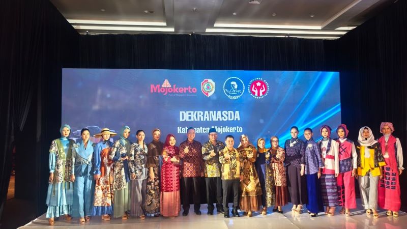 KOMPAK: Bupati Mojokerto Muhammad Albarraa bersama sang istri, Ning Hana, didampingi Wakil Bupati Mojokerto M. Rizal Oktavian beserta istri dr. Amelia dan Kadisperindag Noerhono saat Fashion Runway