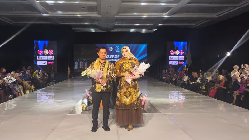 BANGGA: Bupati Mojokerto Muhammad Albarraa bersama sang istri, Ning Hana bangga menggunakan batik dan tenun produk dalam negeri dalam Fashion Runway di Dyandra Convention Center, Surabaya, kemarin