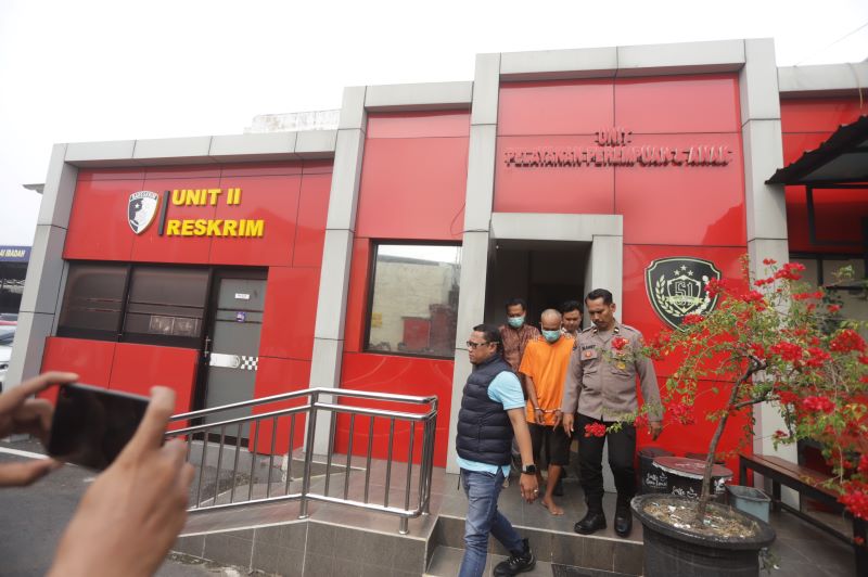 JAHAT: Terdakwa Elyas Yasak saat dipamerkan Polres Mojokerto Kota di hadapan awak media beberapa waktu lalu. Perkara dukun asal Kemlagi itu juga mengalami penundaan sidang vonis.