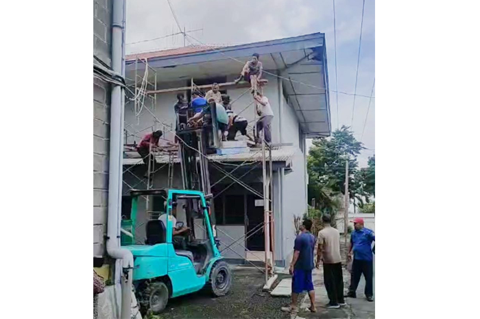 NAHAS: Jasad Eko dievakuasi dari lantai dua pabrik PT. Okamoto Indonesia menggunakan forklift, Rabu (19/11) siang.