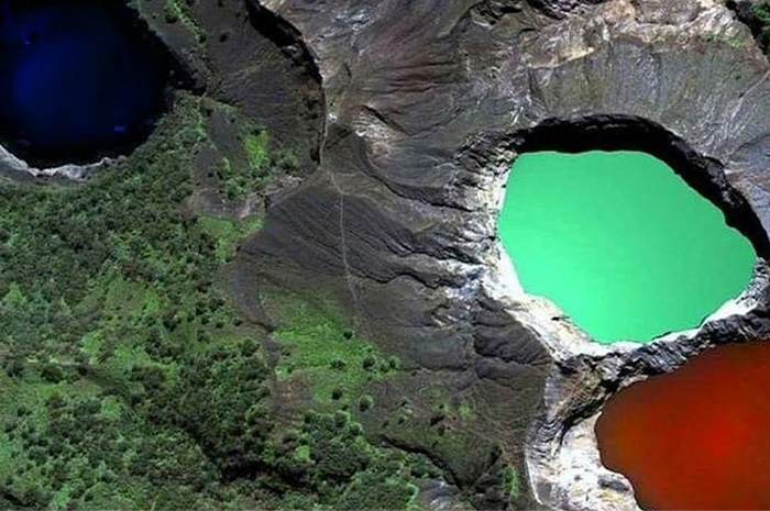 Danau Kelimutu merupakan salah satu keajaiban alam Indonesia yang tak pernah gagal memikat siapapun yang berkunjung. sumber foto: pinterest