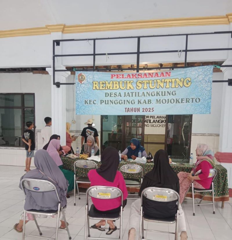 ANTUSIAS: Para remaja i Desa Jatilangkung antusias mengikuti Posyandu Remaja di Balai Desa Jatilangkung beberapa waktu lalu.