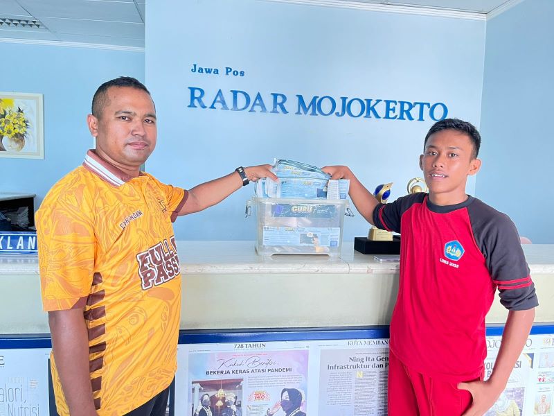 KOMPETITIF: Pembaca dari SMPN 1 Jetis memasukkan balot dukungan polling Guru Favorit di kantor Jawa Pos Radar Mojokerto, kemarin (19/11).