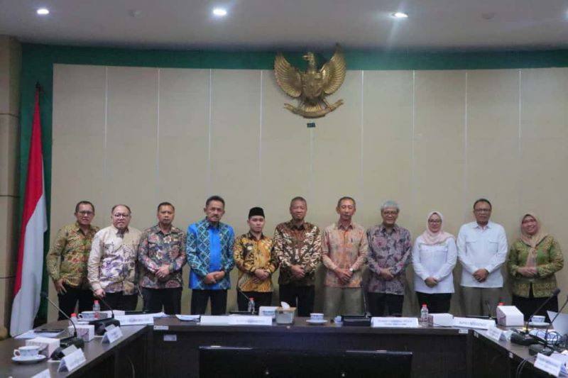CARI SOLUSI: Bupati Muhammad Albarraa bersama ketua DPRD kabupaten Mojokerto Ayni Zuroh dan tim saat paparan atas revisi Raperda RTRW di ATR/BPN RI, Senin (17/11).