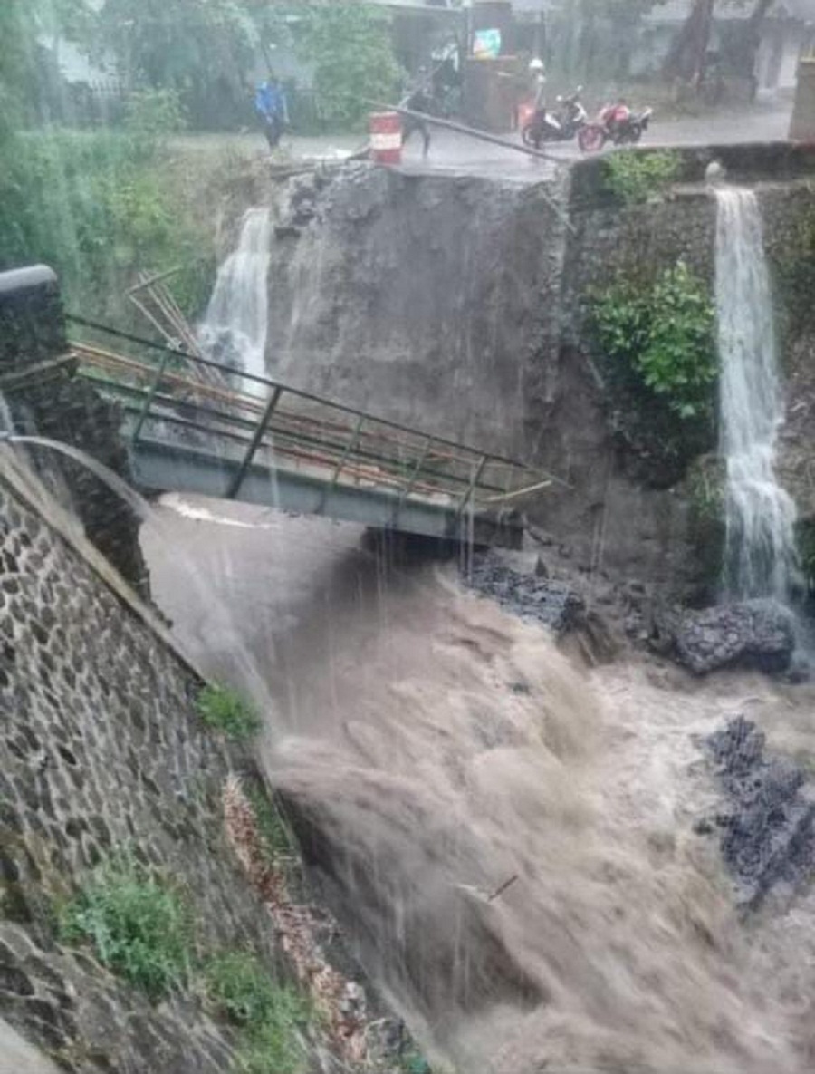 RAPUH: Jembatan darurat di Desa Wonodadi, Kecamatan Kutorejo, Kabupaten Mojokerto kembali putus diterjang derasnya air sungai, Rabu (19/11).