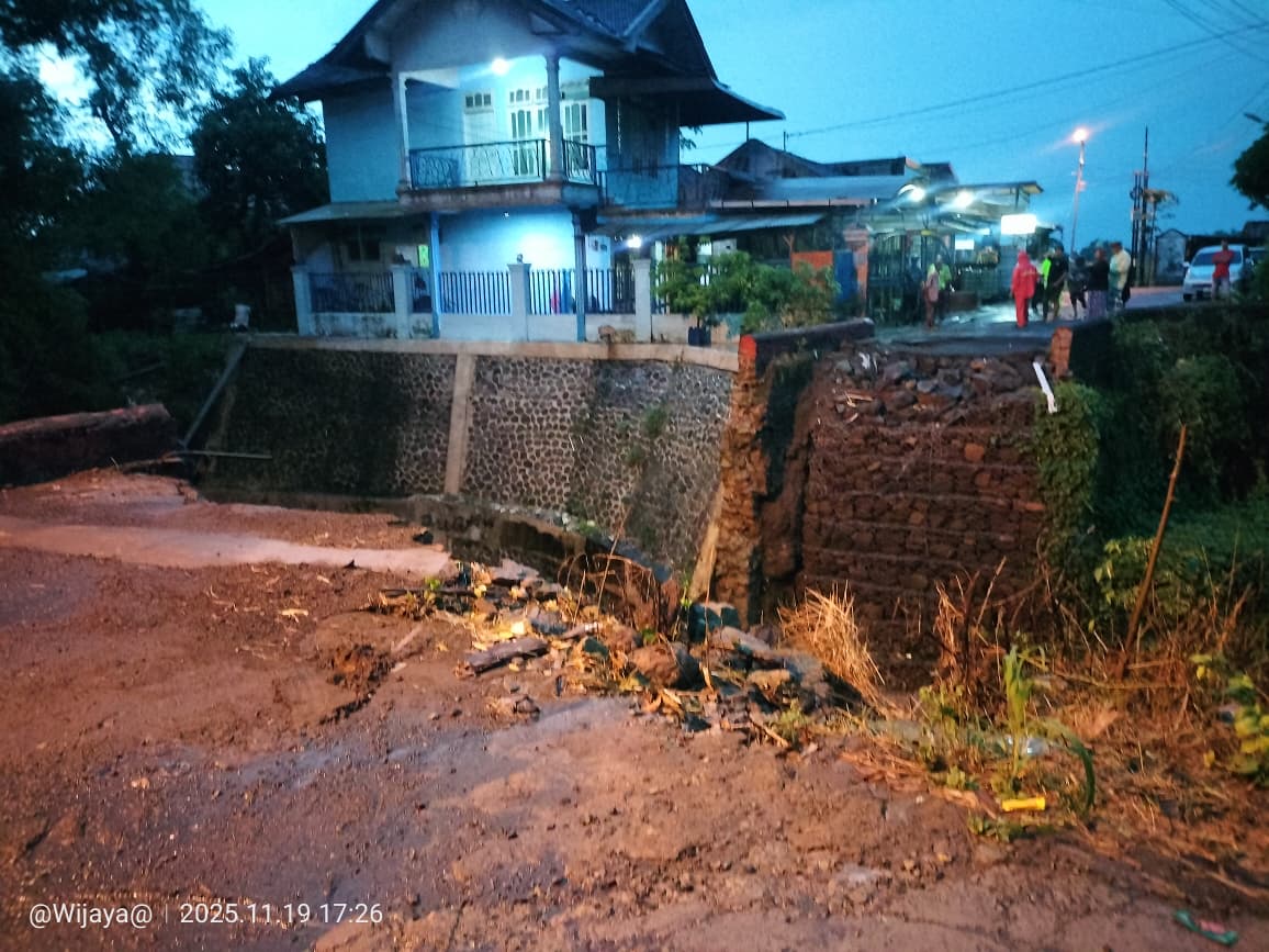 AKSES TERPUTUS: Jembatan darurat ambrol membuat akses warga terputus.