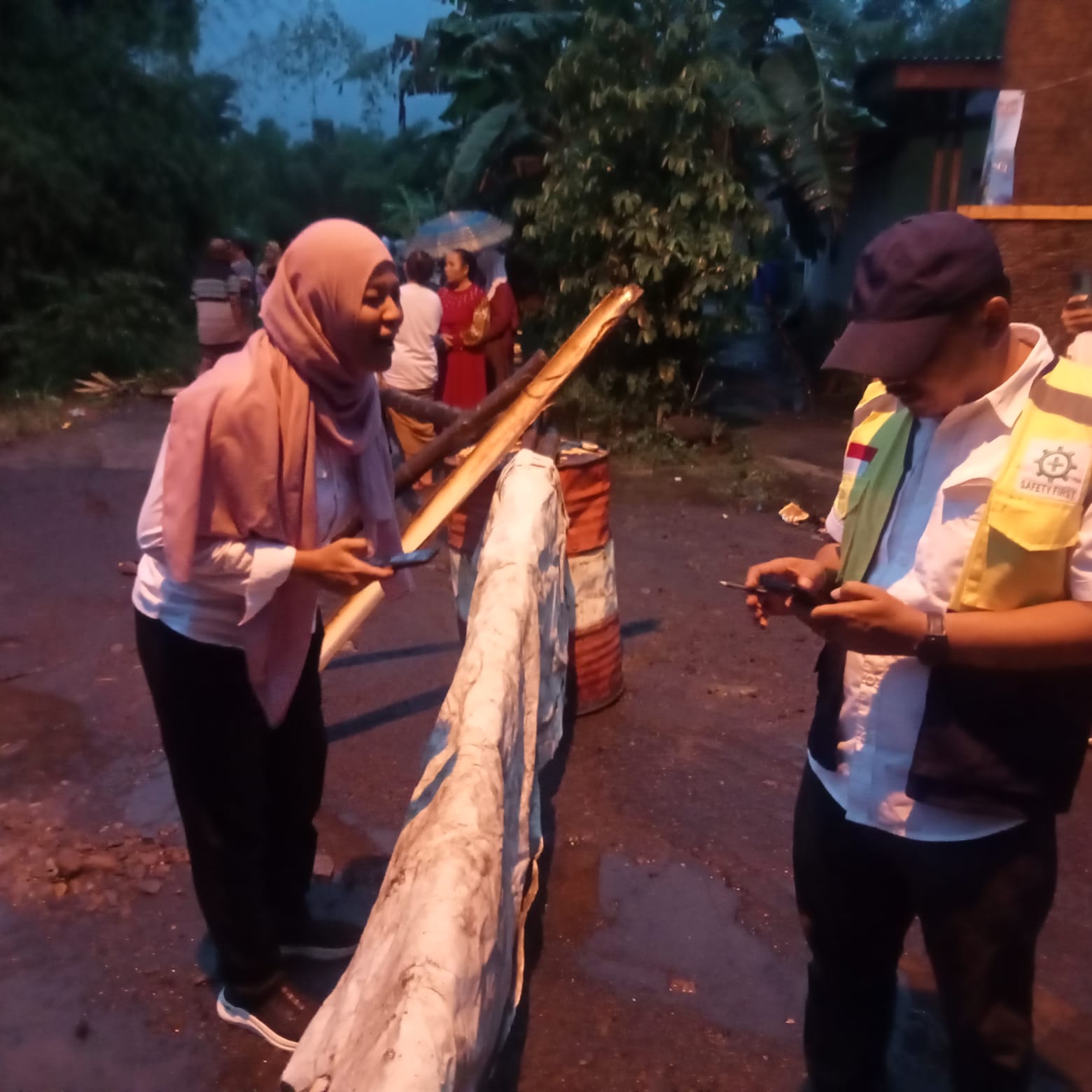 GERCEP: Plt Kadis PUPR Kabupaten Mojokerto Anik Mutammima Kurniawati dan Kabid Bina Marga Henri Surya langsung turun ke lokasi melakukan pemantauan dan mengamanan di lokasi Jembatan Darurat Wonodadi K