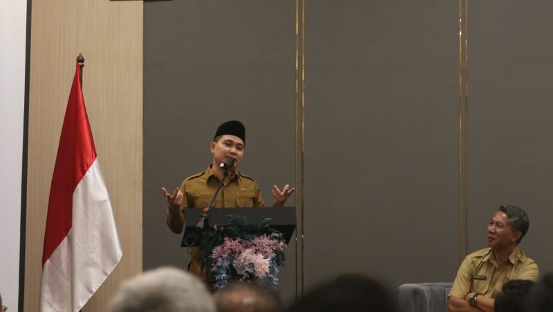 GERAK CEPAT: Bupati Mojokerto Muhammad Albarraa memberikan arahan pada evaluasi pelayanan pengaduan masyarakat melalui aplikasi SP4N-Lapor Damarmojo yang diikuti para admin dari seluruh perangkat.