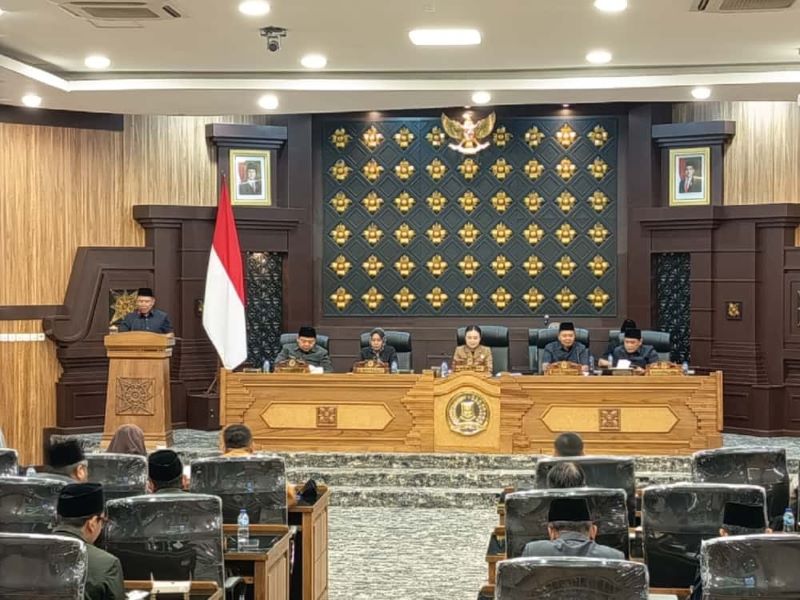 SAMPAIKAN PANDANGAN: Jubir Fraksi PKS DPRD Kota Mojokerto Makhfud Kurniawan Hidayat saat menyampaikan pandangan umum terkait rancangan APBD 2026 pada rapat paripurna, Selasa (18/11).