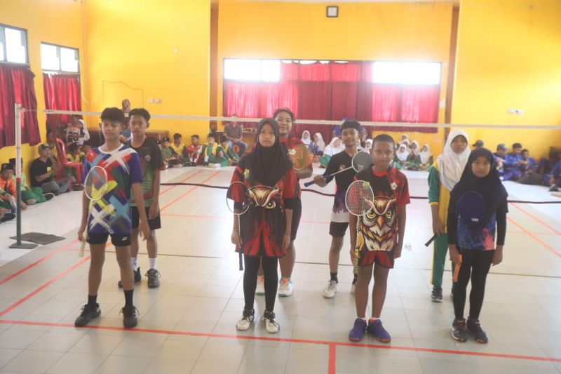 SEMARAK: Ratusan siswa antarsekolah semangat mengikuti turnamen bulu tangkis yang merebutkan piala SKB Cup III, kemarin (20/11).