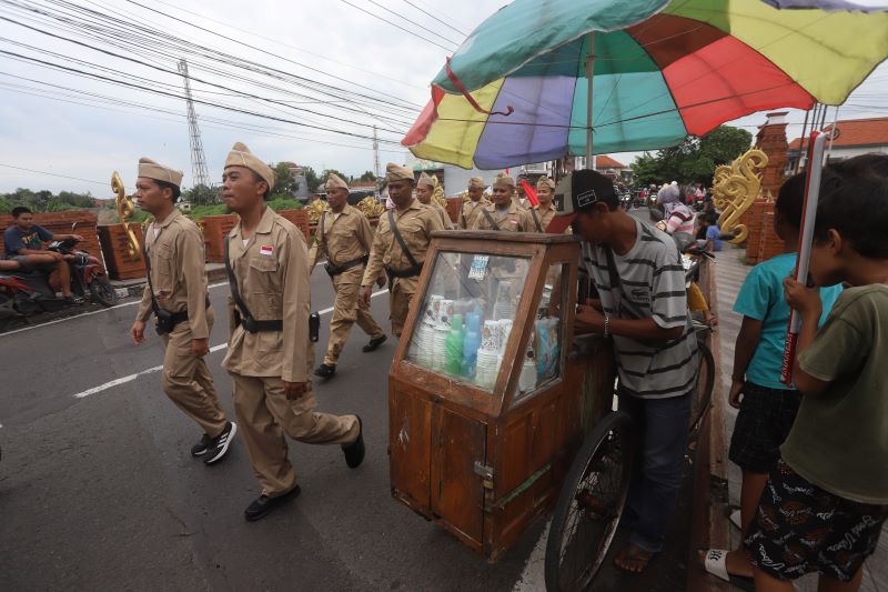 PERINGATI PERJUANGAN: Peserta gerak jalan perjuangan Mojokerto-Surabaya dalam rangka memperingati Hari Pahlawan tahun 2025.