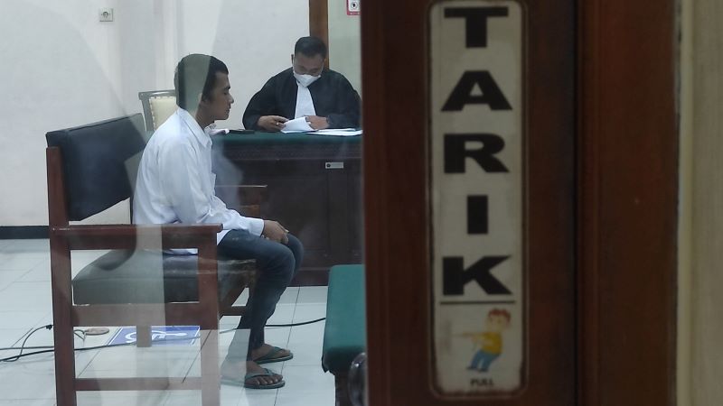 MAKSIMAL: Terdakwa kasus pencabulan anak kandung, FFA, asal Trowulan saat menjalani sidang di Pengadilan Negeri Mojokerto, kemarin (20/11).
