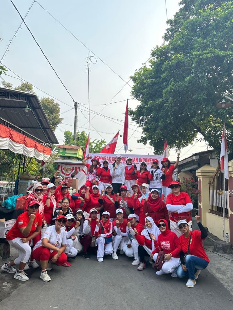 KEKELUARGAAN: Anggota DPRD Kota Mojokerto Ditha Roosita Ayu Lestari saat memperingati HUT Ke-80 Kemerdekaan RI bersama warga.